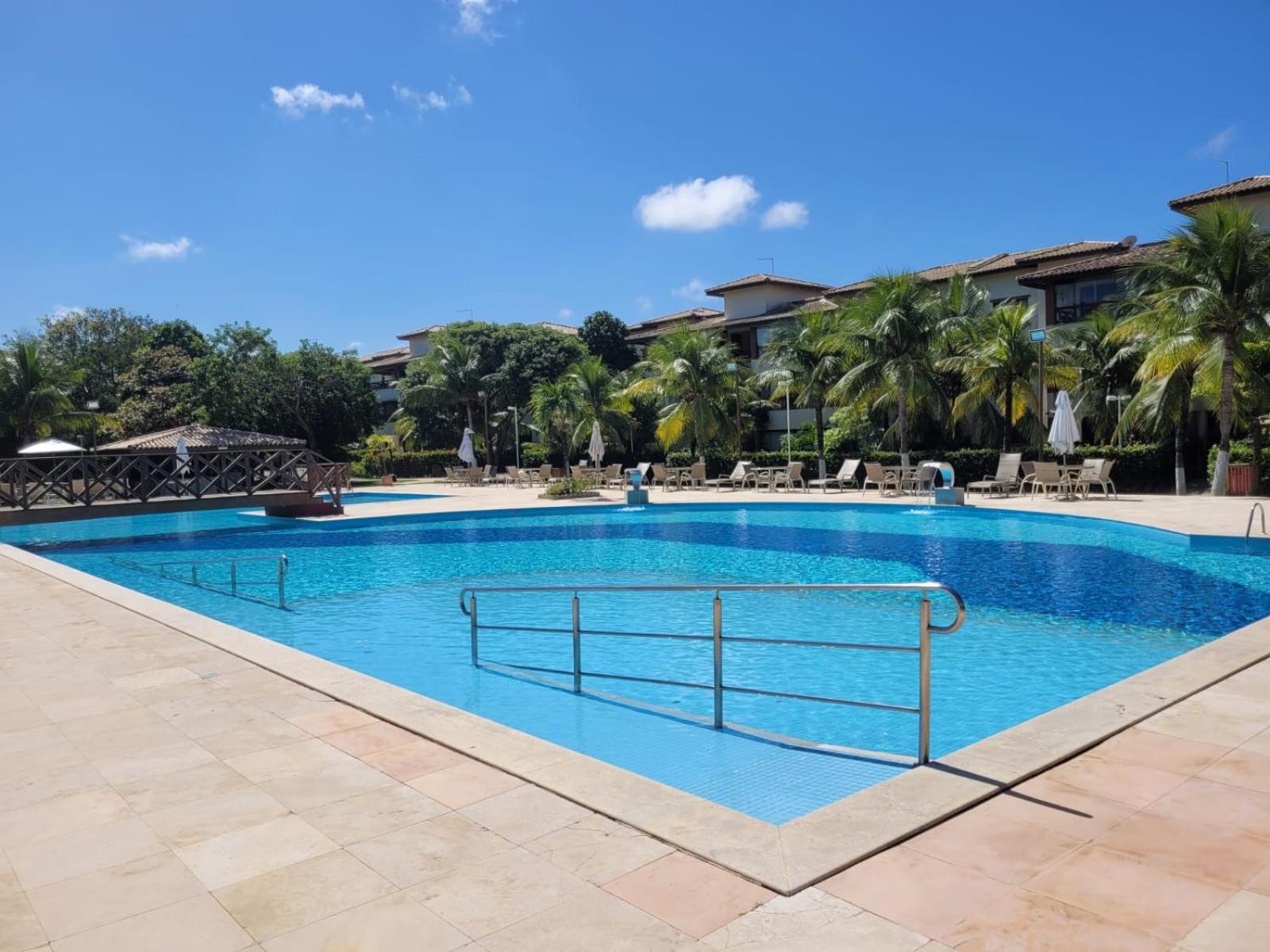 Cond Genipabu Club House a 900mts Praia Guarajuba com Jardim, 3 Quartos, Vagas de Garagem e Cozinha totalmente Equipada