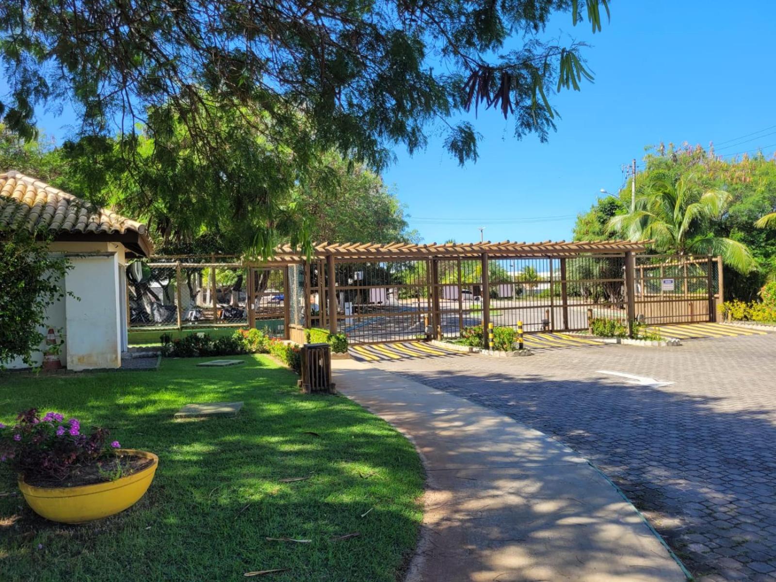 Cond Genipabu Club House a 900mts Praia Guarajuba com Jardim, 3 Quartos, Vagas de Garagem e Cozinha totalmente Equipada
