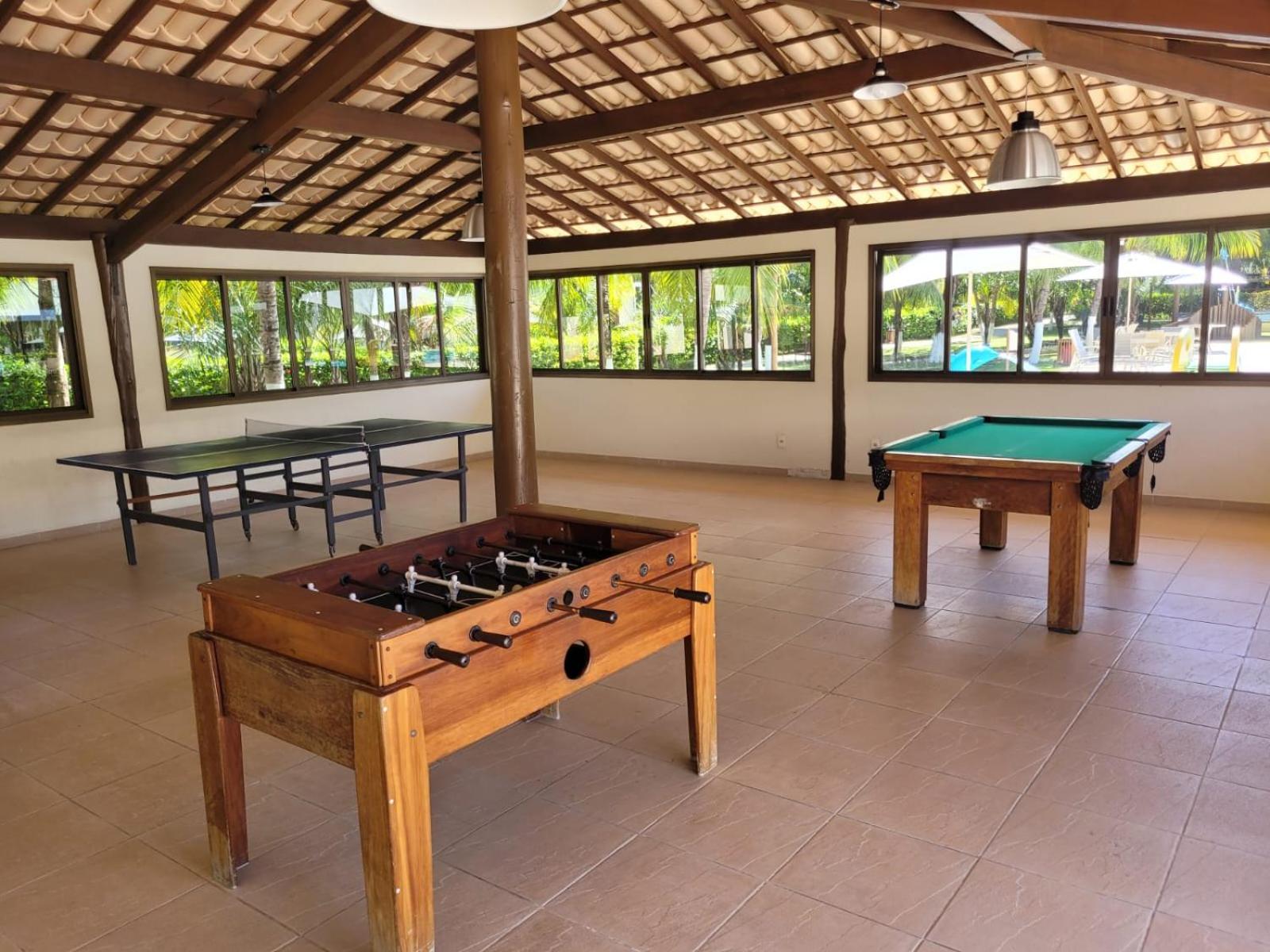 Cond Genipabu Club House a 900mts Praia Guarajuba com Jardim, 3 Quartos, Vagas de Garagem e Cozinha totalmente Equipada
