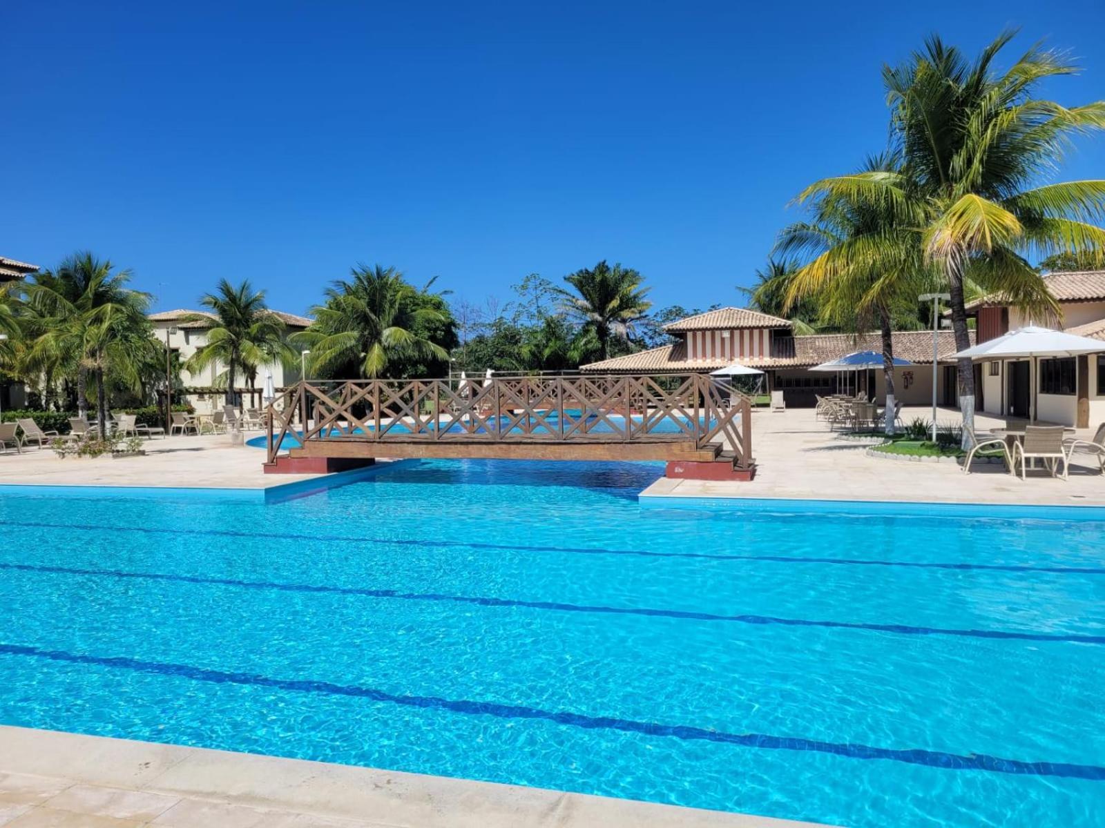 Cond Genipabu Club House a 900mts Praia Guarajuba com Jardim, 3 Quartos, Vagas de Garagem e Cozinha totalmente Equipada