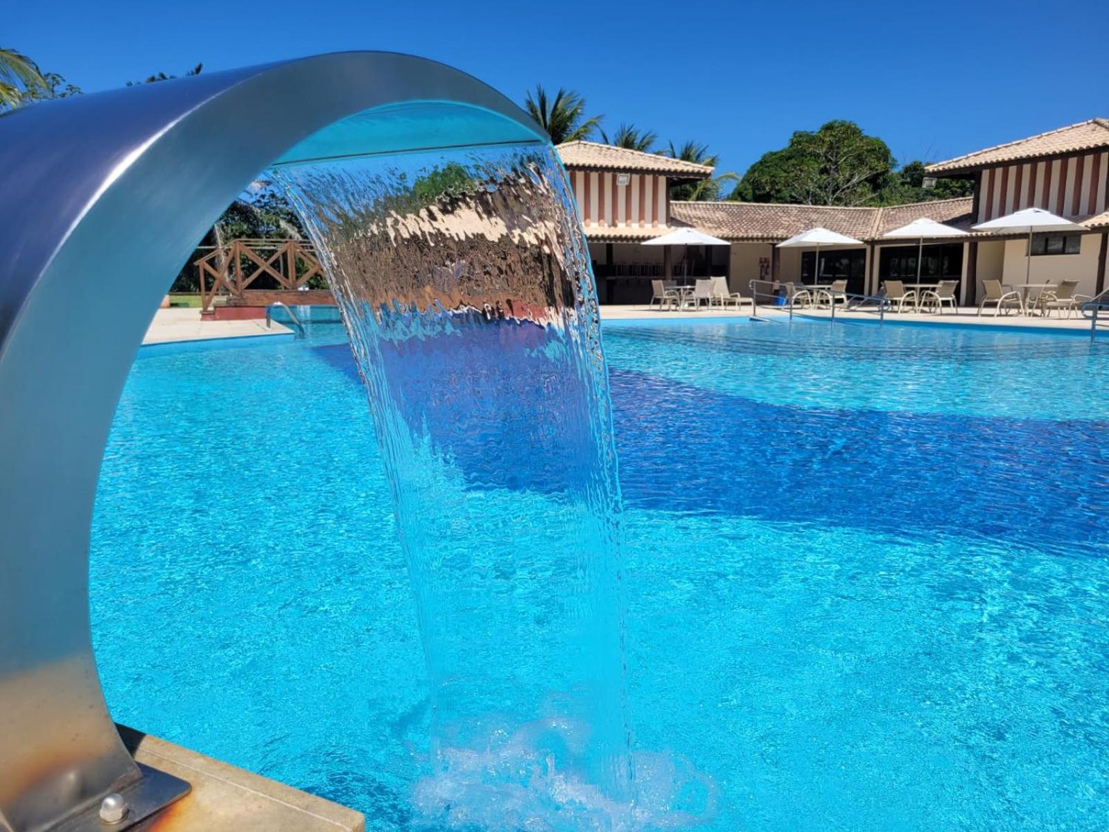 Cond Genipabu Club House a 900mts Praia Guarajuba com Jardim, 3 Quartos, Vagas de Garagem e Cozinha totalmente Equipada