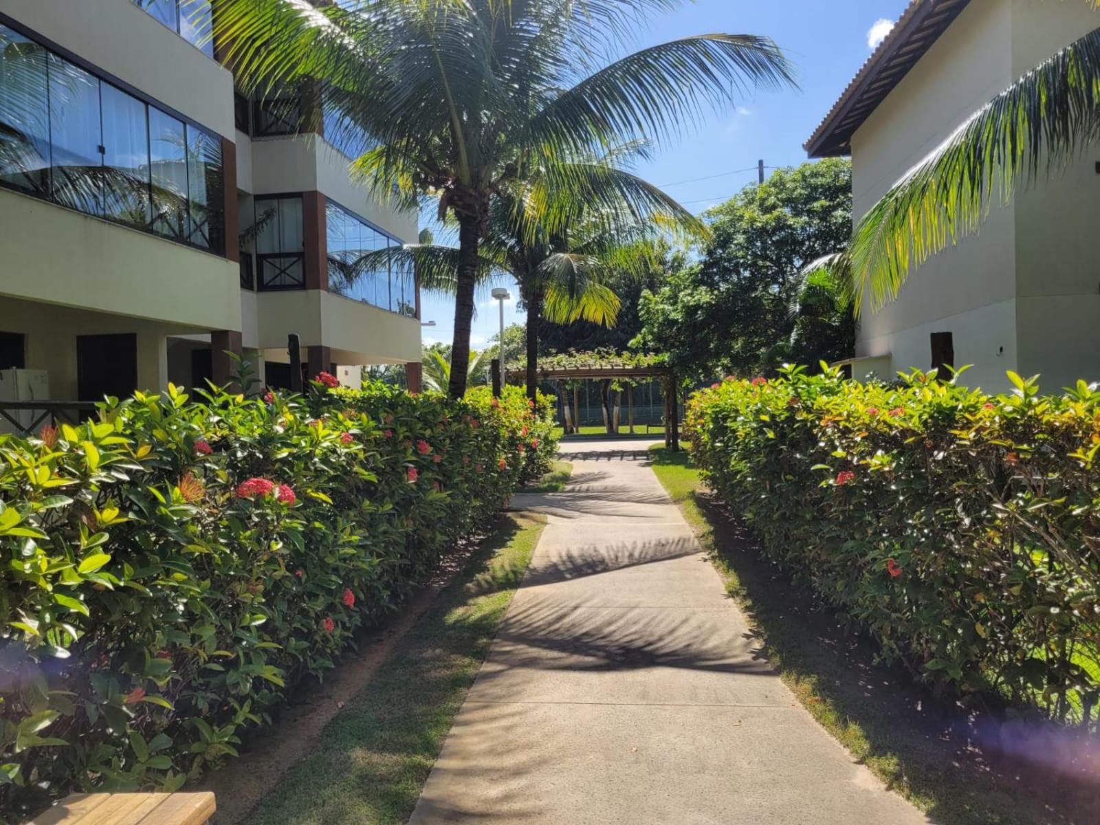 Cond Genipabu Club House a 900mts Praia Guarajuba com Jardim, 3 Quartos, Vagas de Garagem e Cozinha totalmente Equipada