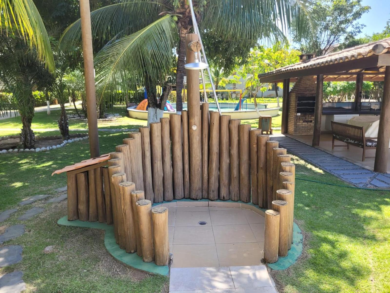 Cond Genipabu Club House a 900mts Praia Guarajuba com Jardim, 3 Quartos, Vagas de Garagem e Cozinha totalmente Equipada
