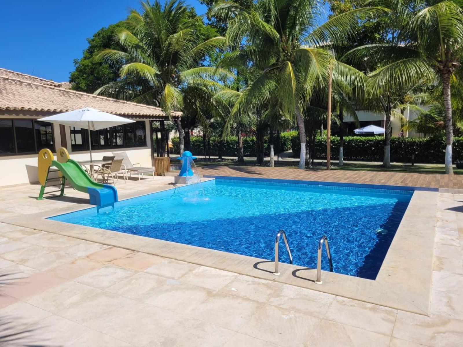 Cond Genipabu Club House a 900mts Praia Guarajuba com Jardim, 3 Quartos, Vagas de Garagem e Cozinha totalmente Equipada