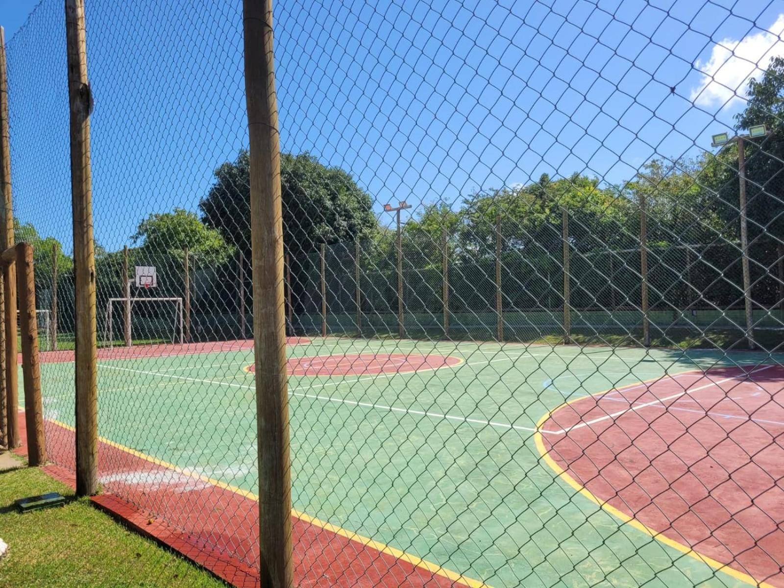 Cond Genipabu Club House a 900mts Praia Guarajuba com Jardim, 3 Quartos, Vagas de Garagem e Cozinha totalmente Equipada