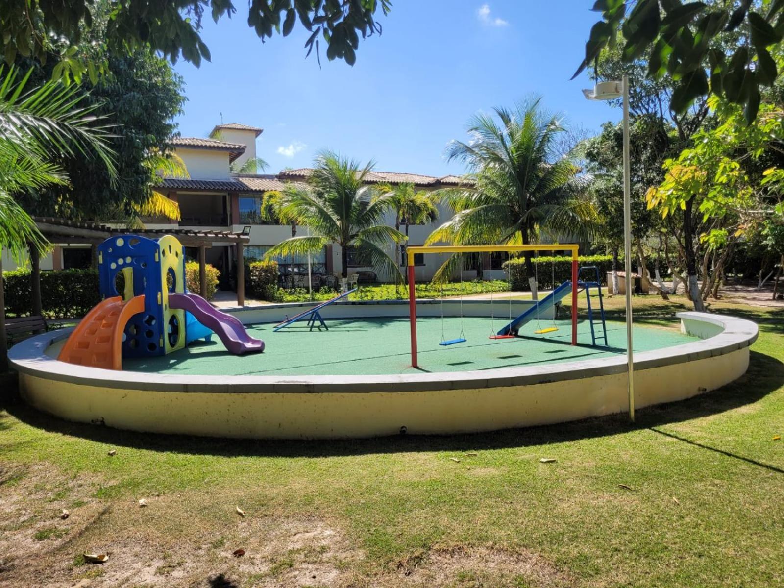 Cond Genipabu Club House a 900mts Praia Guarajuba com Jardim, 3 Quartos, Vagas de Garagem e Cozinha totalmente Equipada