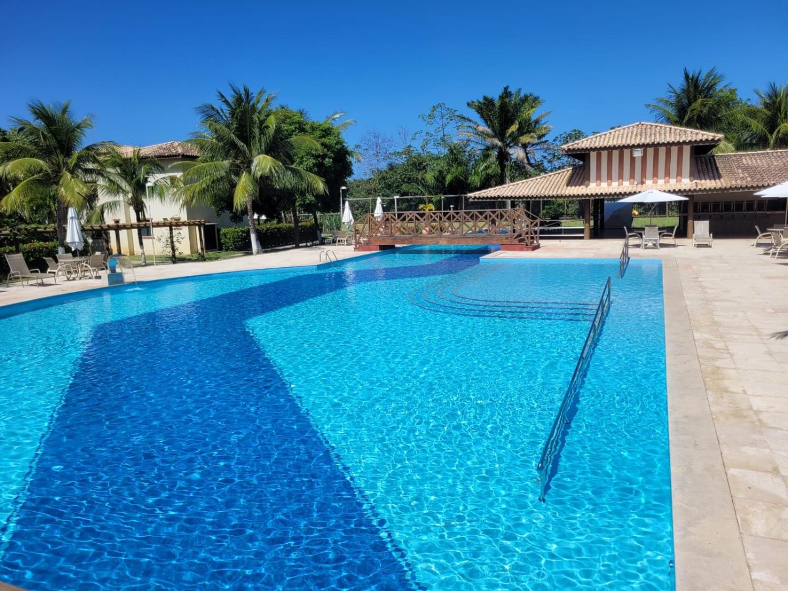 Cond Genipabu Club House a 900mts Praia Guarajuba com Jardim, 3 Quartos, Vagas de Garagem e Cozinha totalmente Equipada