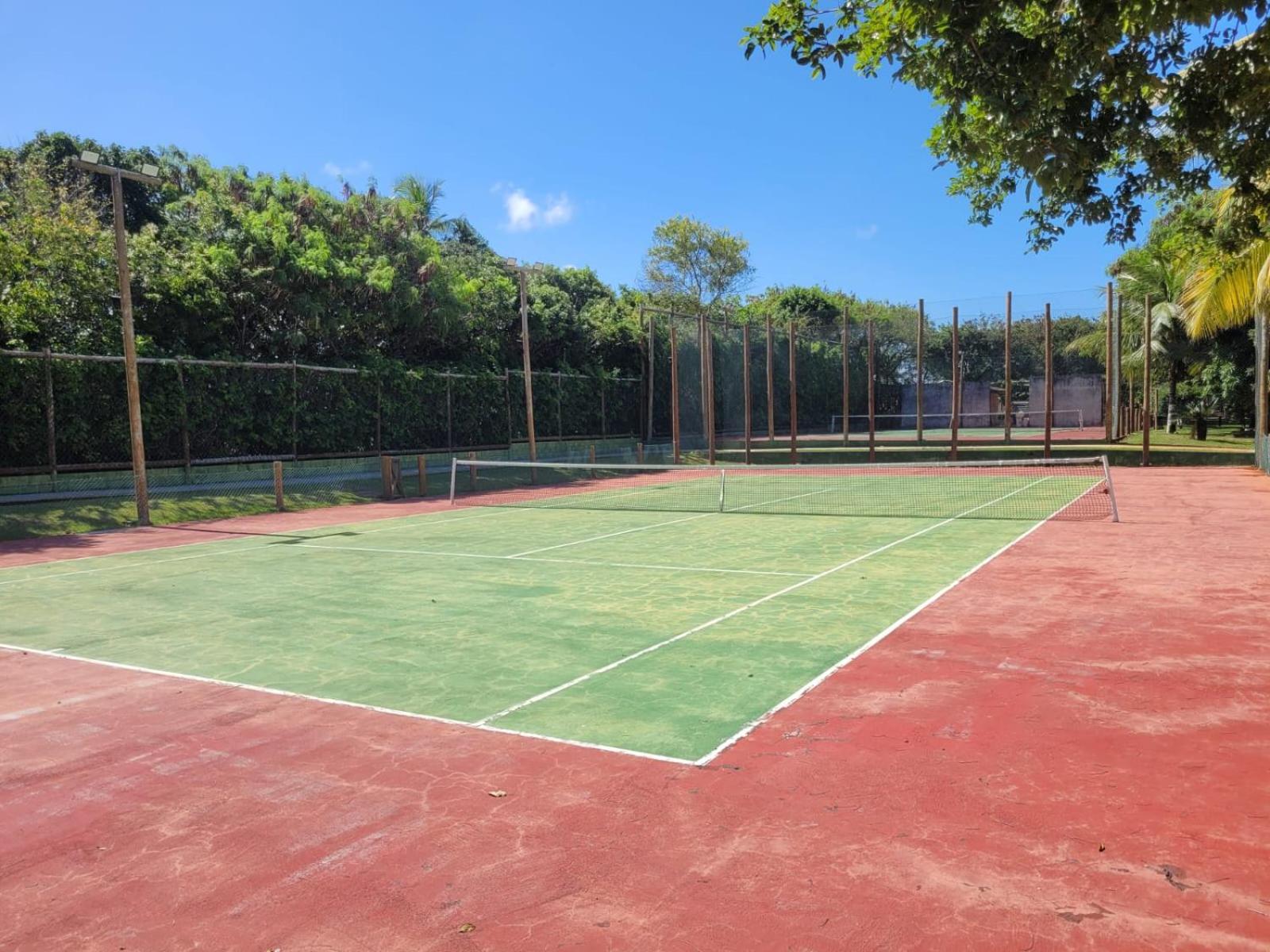 Cond Genipabu Club House a 900mts Praia Guarajuba com Jardim, 3 Quartos, Vagas de Garagem e Cozinha totalmente Equipada