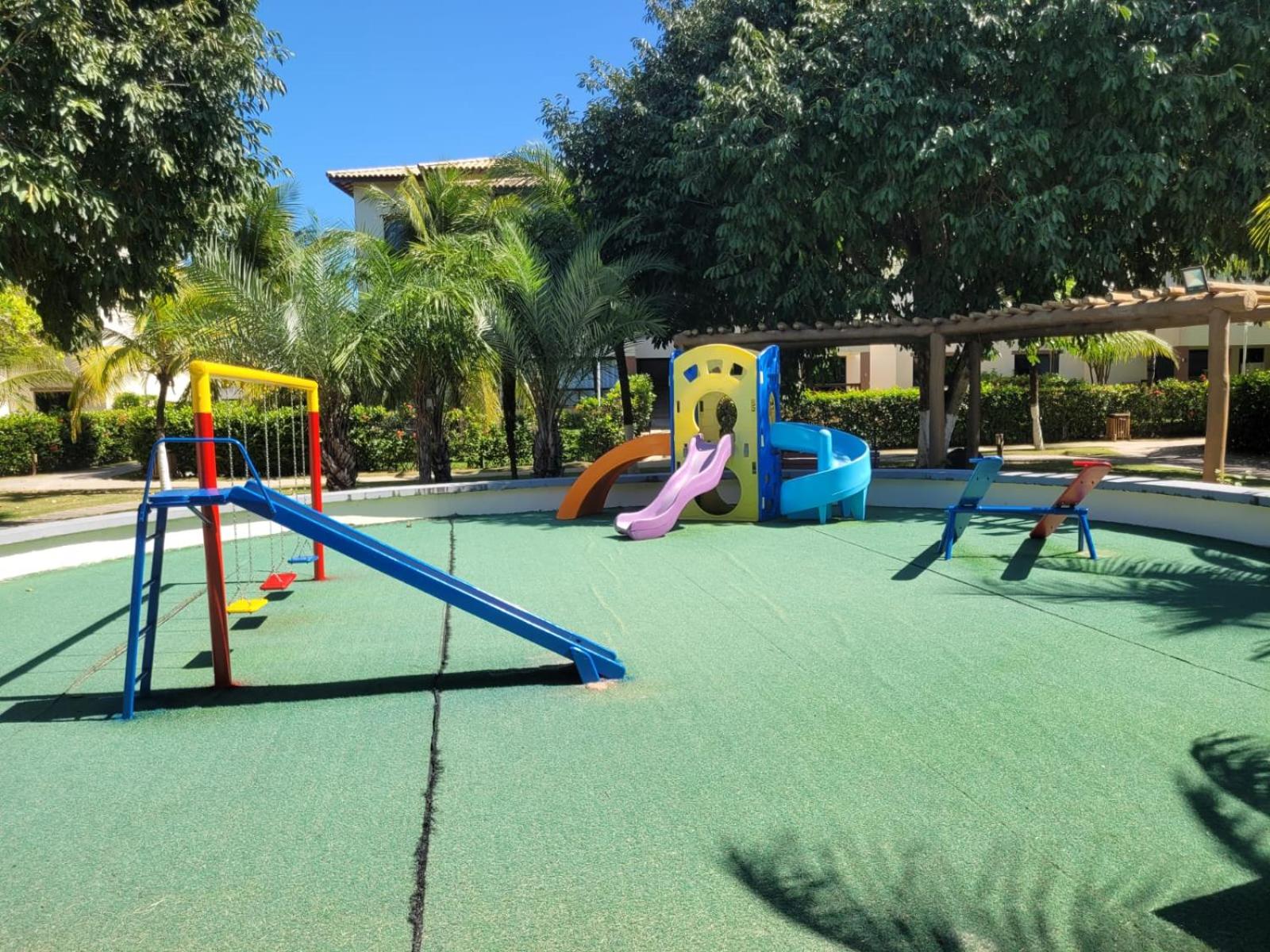 Cond Genipabu Club House a 900mts Praia Guarajuba com Jardim, 3 Quartos, Vagas de Garagem e Cozinha totalmente Equipada