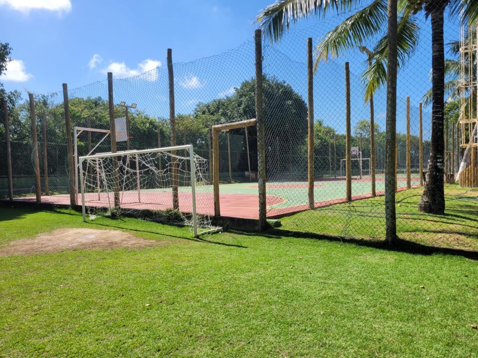 Cond Genipabu Club House a 900mts Praia Guarajuba com Jardim, 3 Quartos, Vagas de Garagem e Cozinha totalmente Equipada