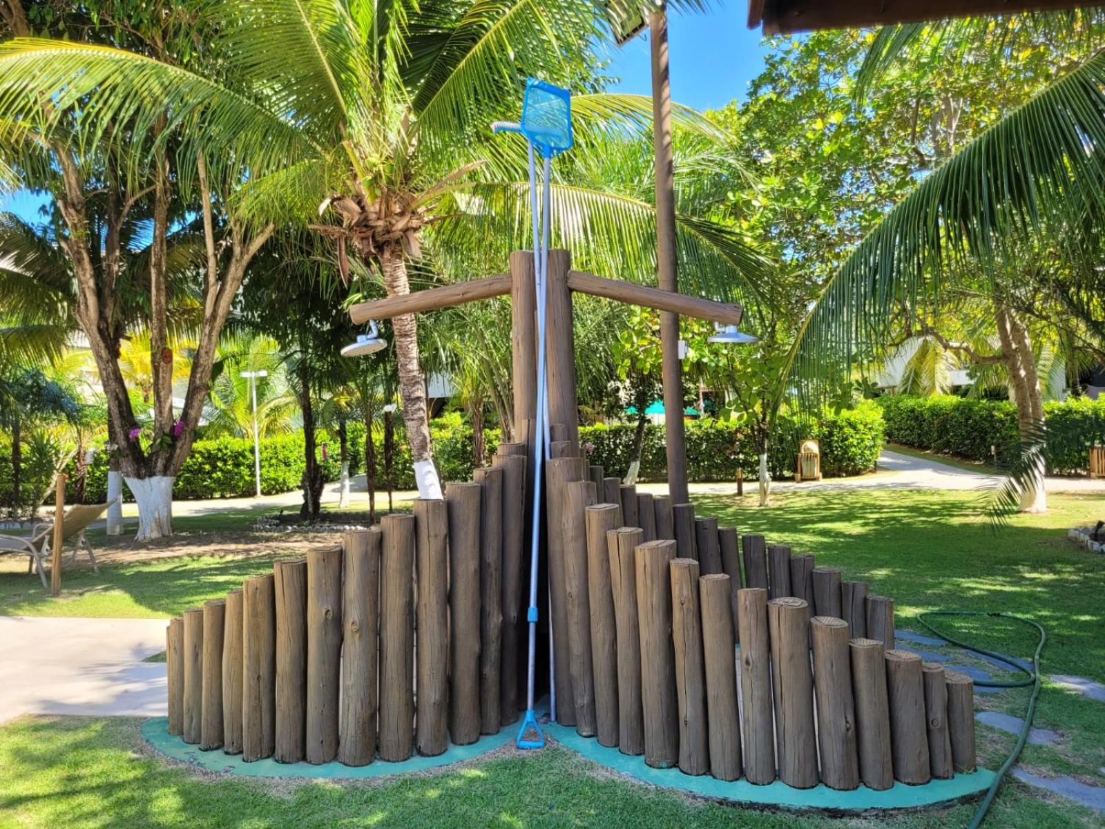 Cond Genipabu Club House a 900mts Praia Guarajuba com Jardim, 3 Quartos, Vagas de Garagem e Cozinha totalmente Equipada