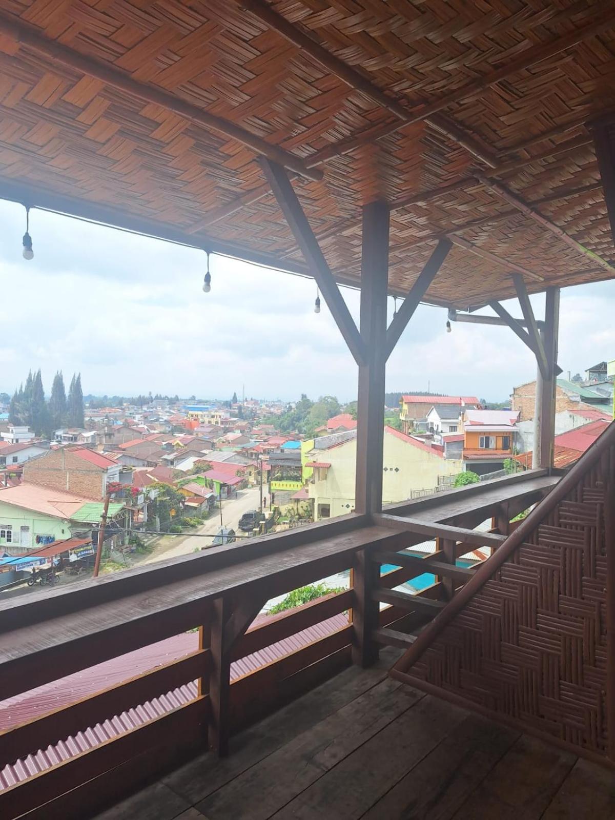 RON'S Guest House Berastagi view 3