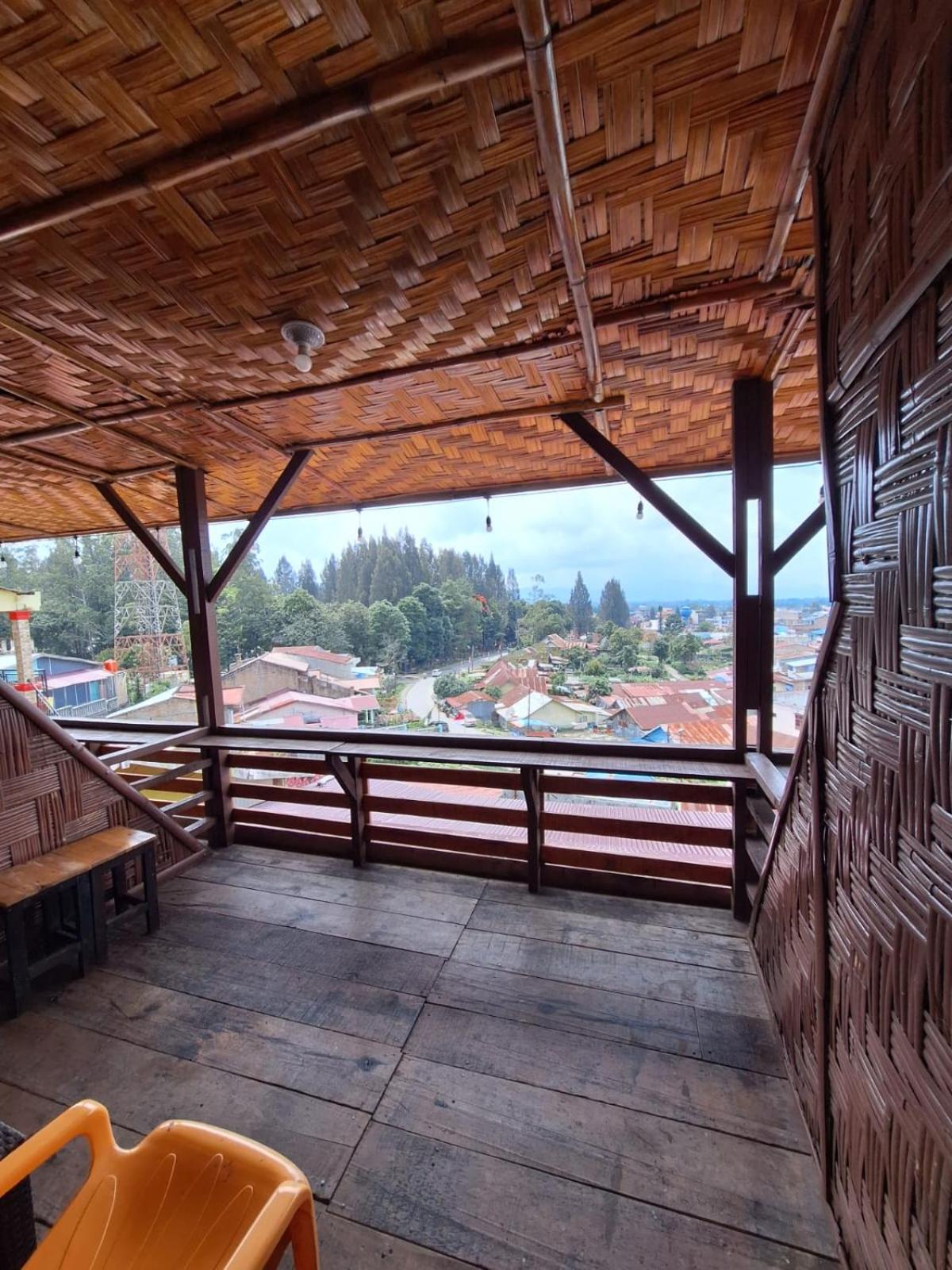 RON'S Guest House Berastagi view 4