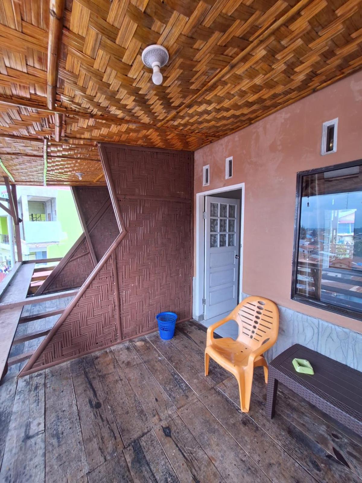 RON'S Guest House Berastagi view 5