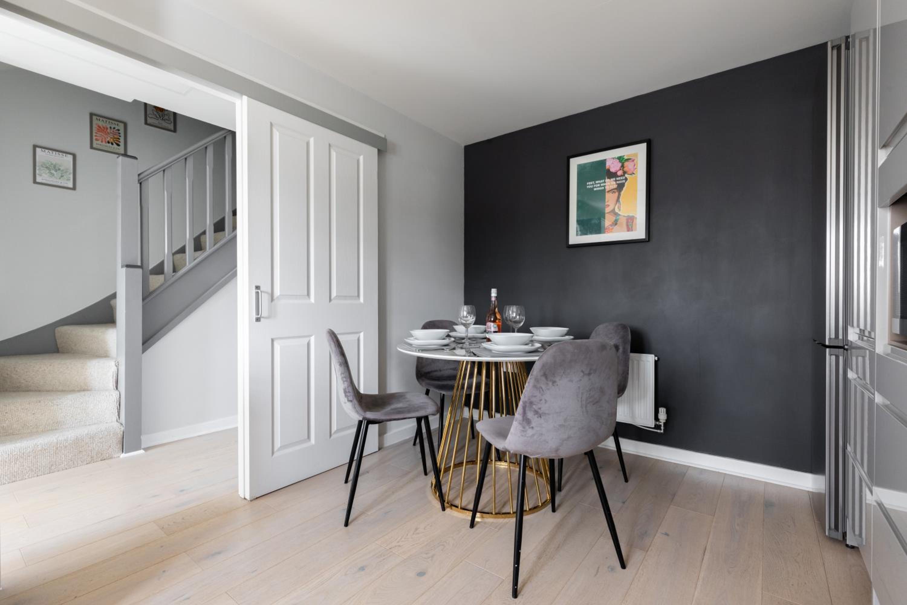 Weekly & Monthly Rates! Stunning Home By Stansted Airport view 5