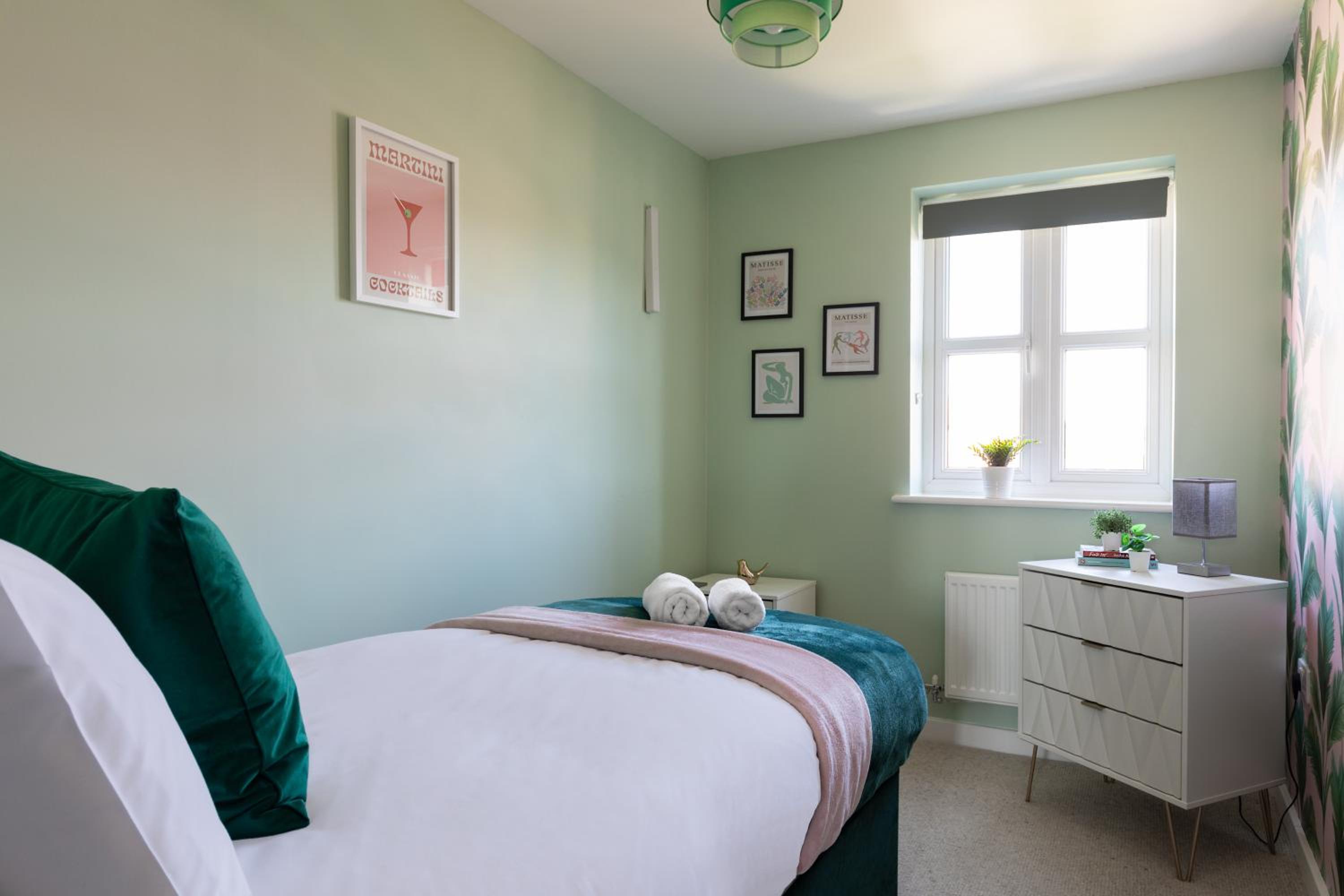 Weekly & Monthly Rates! Stunning Home By Stansted Airport view 4