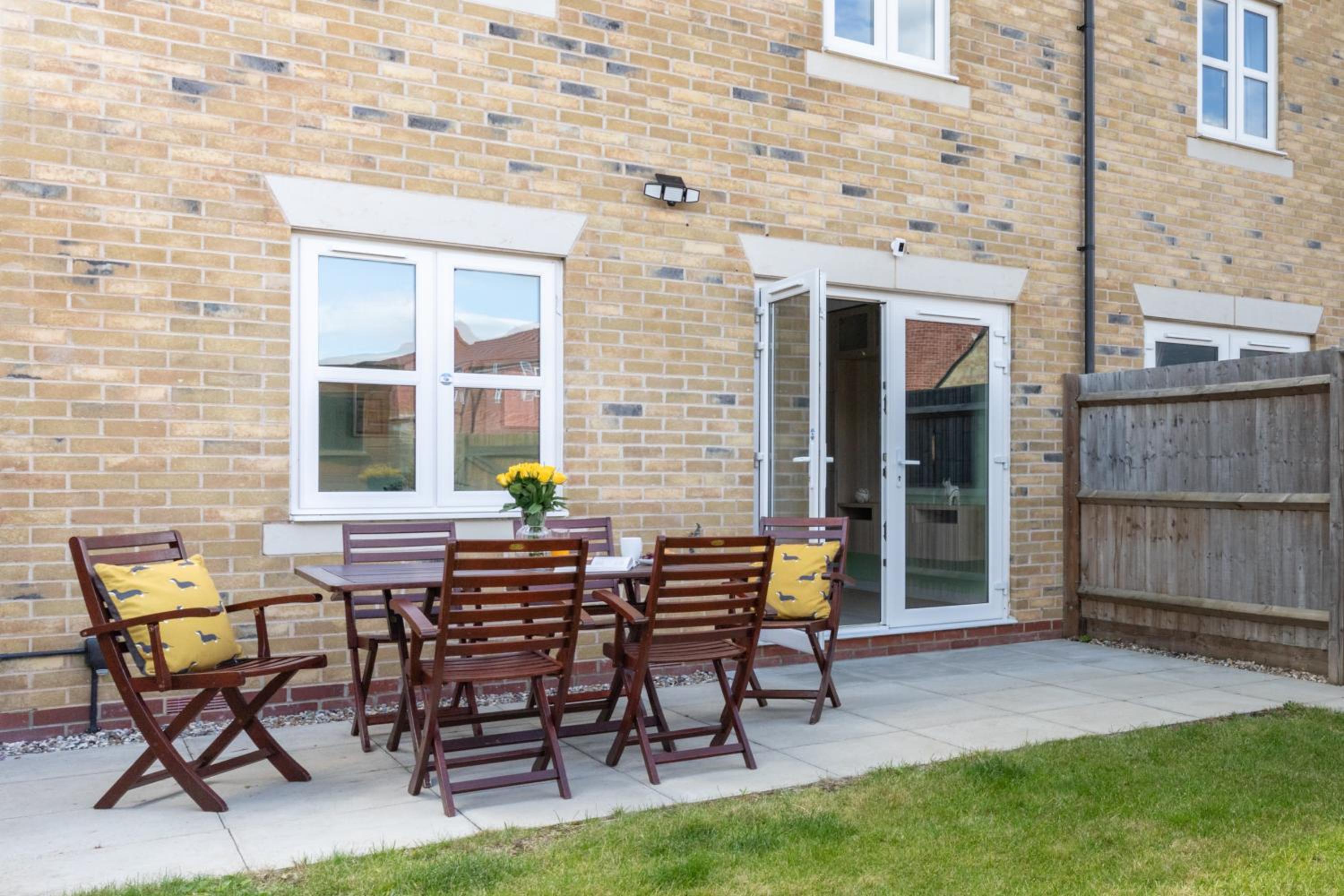 Weekly & Monthly Rates! Stunning Home By Stansted Airport view 2