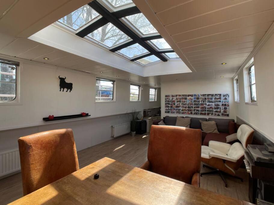 Spacious homely house boat photo 2