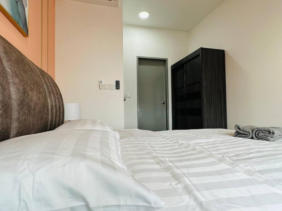 MVD15#Family Suite 8pax 3 Rooms Sunway Velocity Mall Cheras IKEA Mytown Short Walk to MRT & LRT Maluri