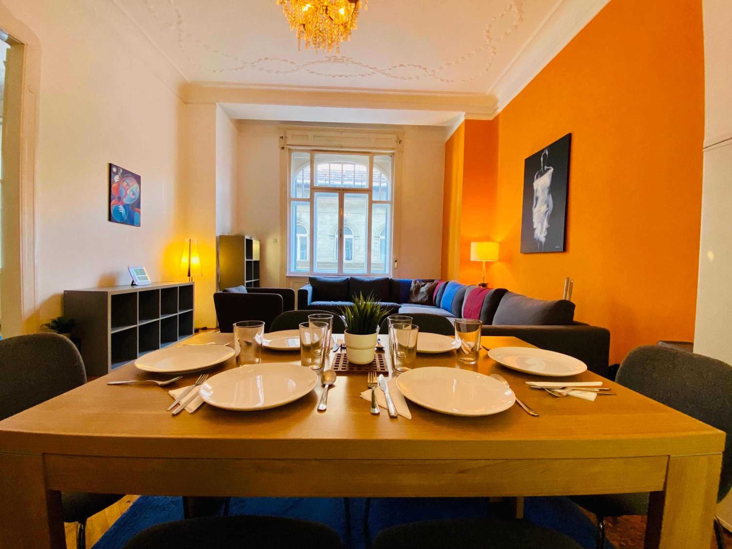 Deco House -Family-Friendly 2BR Downtown Apartment AC view 2