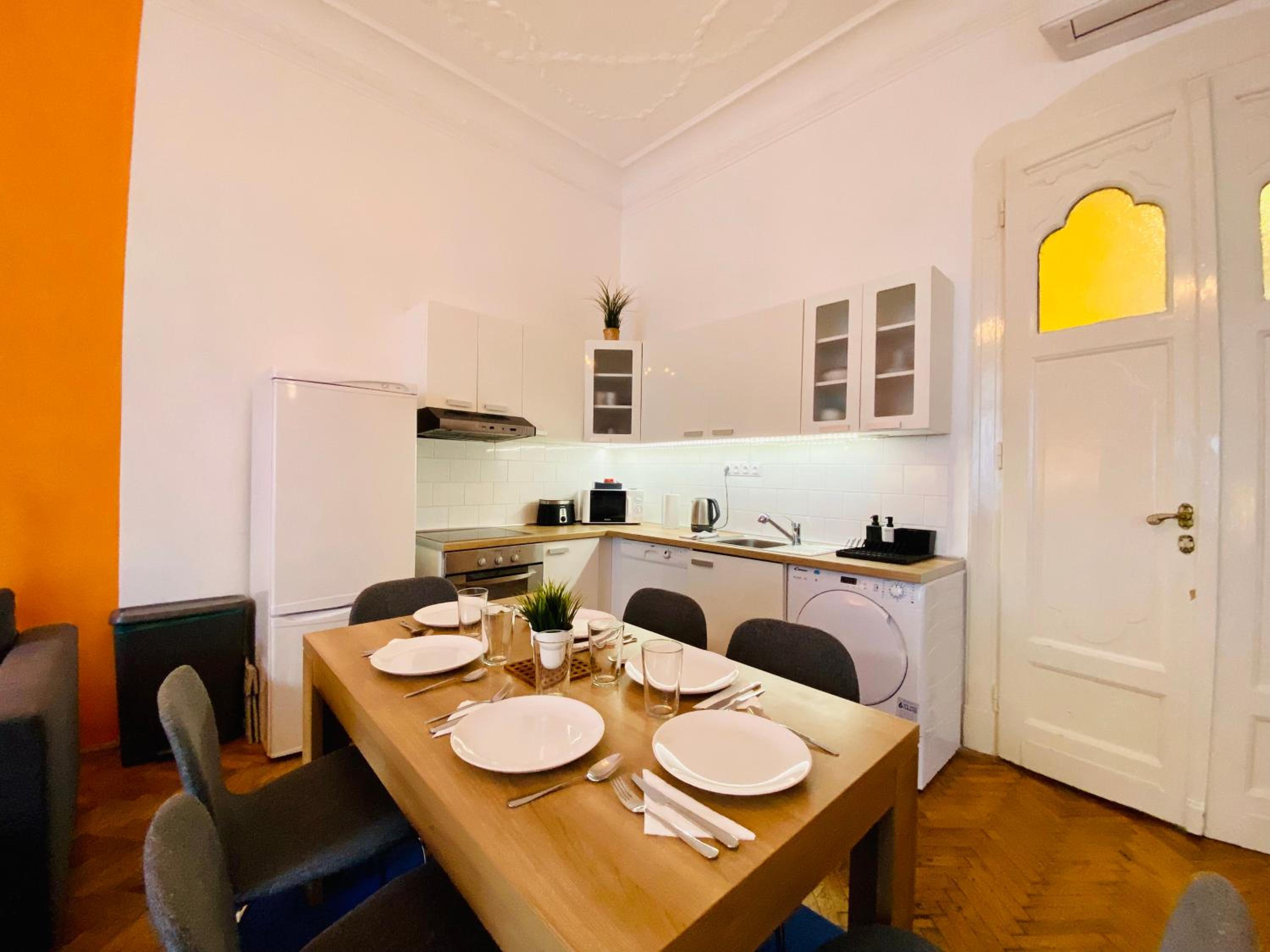 Deco House -Family-Friendly 2BR Downtown Apartment AC view 5