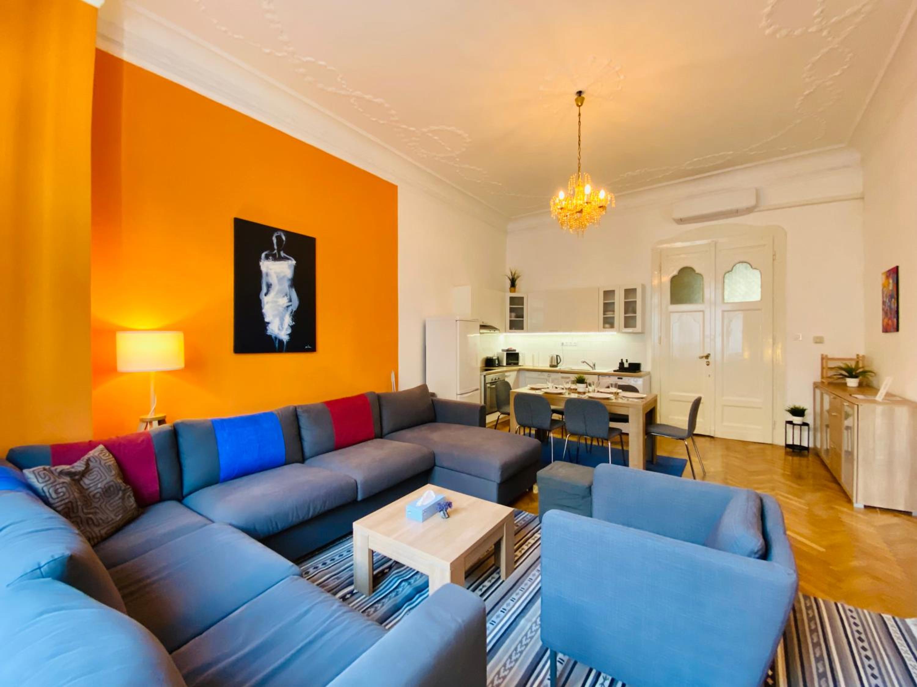 Deco House -Family-Friendly 2BR Downtown Apartment AC view 3