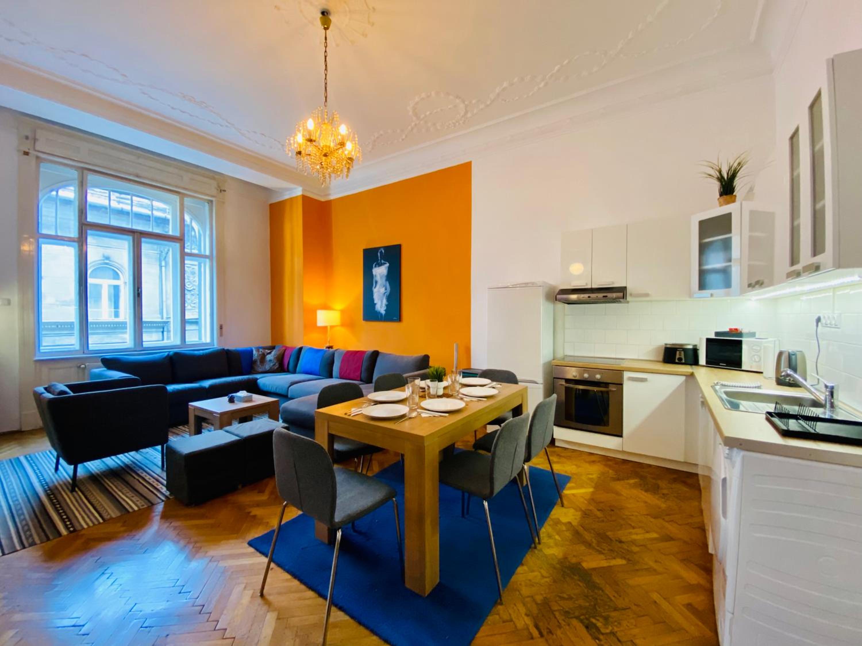 Deco House -Family-Friendly 2BR Downtown Apartment AC view 4