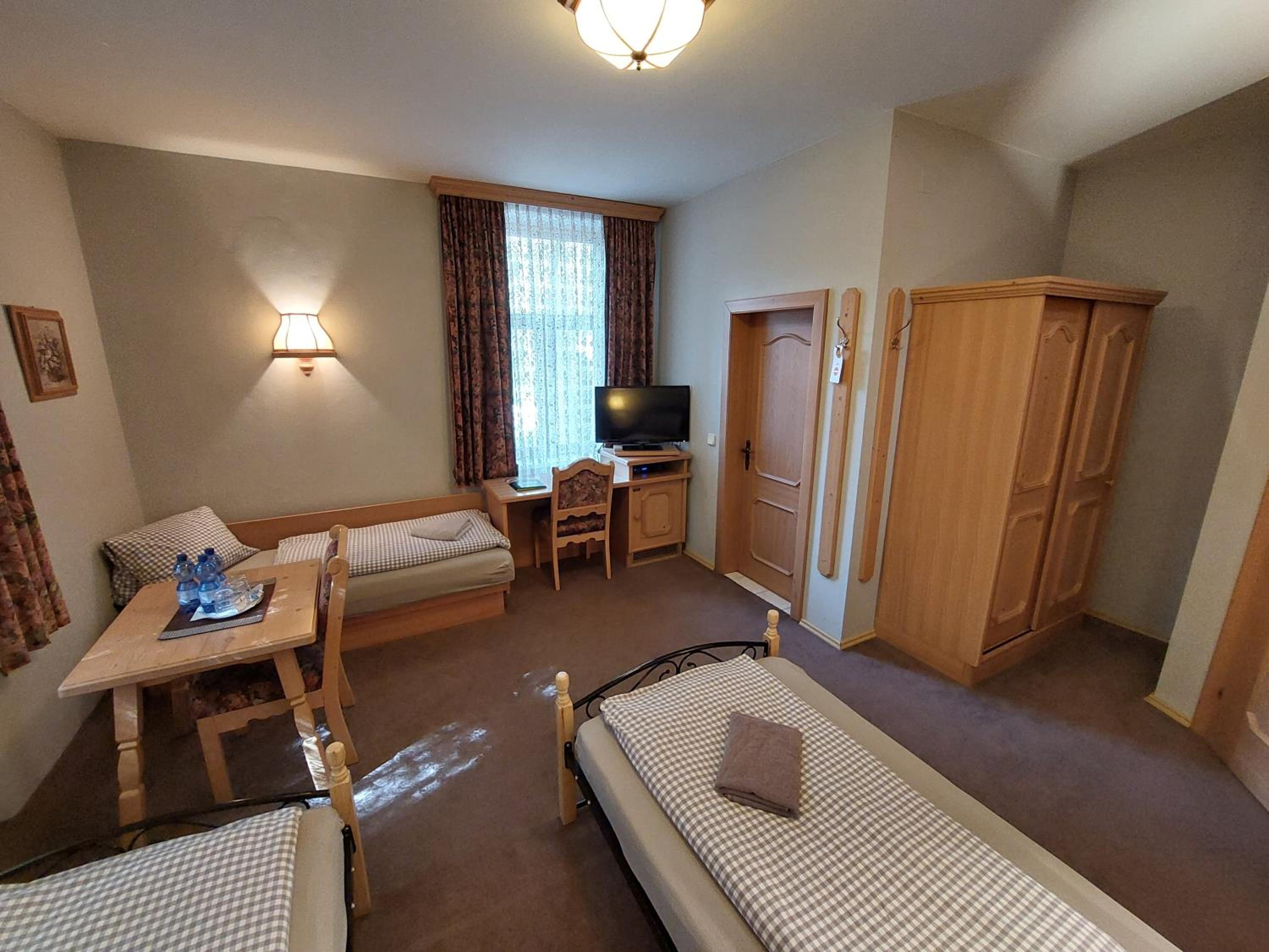 3 Raben - Leoben - Zimmer für Geschäftsreisende, Urlauber, Monteure und Handwerker, Polski Pensjonat Austria
