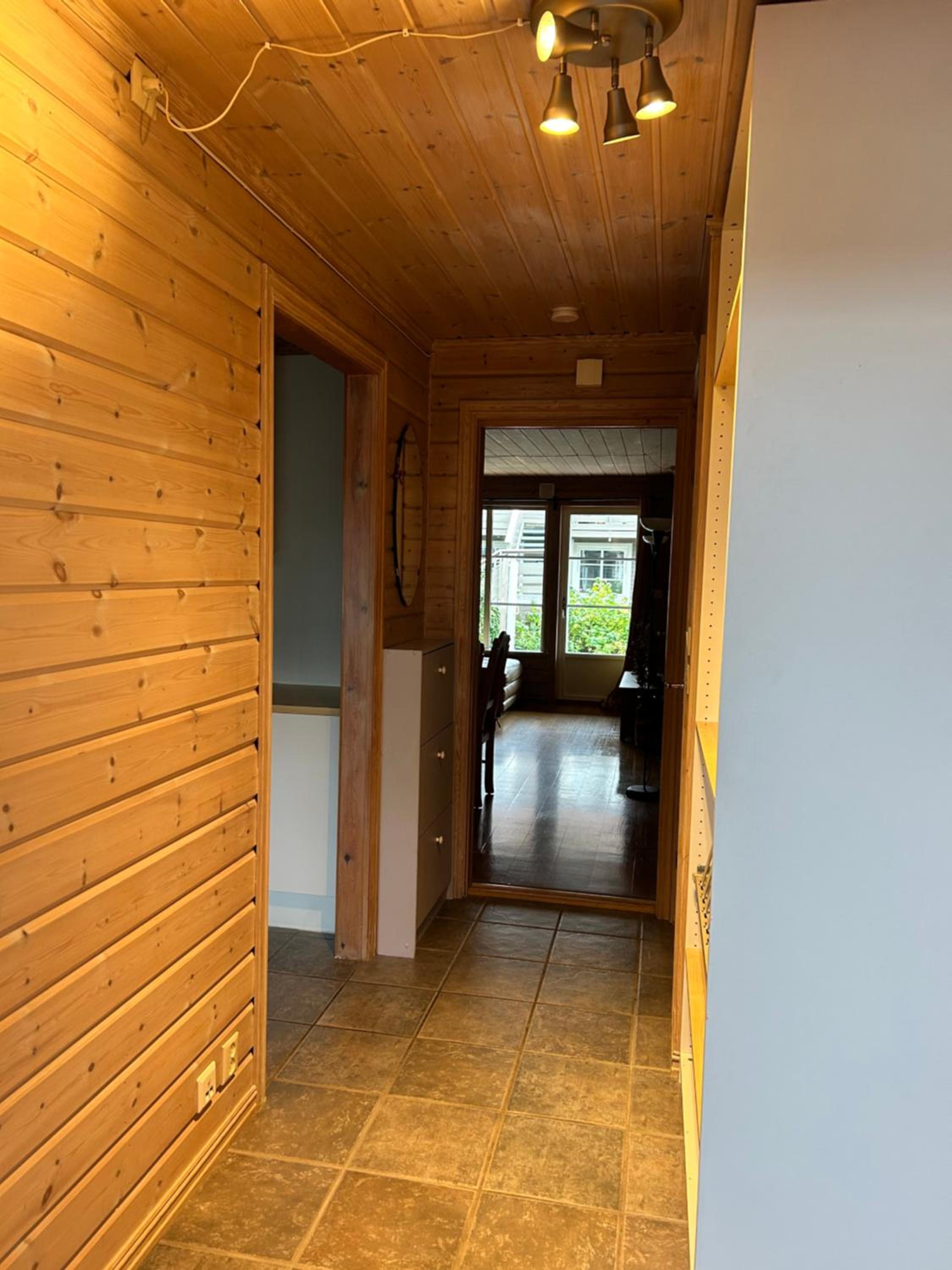 Cozy Scandinavian apartment central in Oslo - free parking and close to many amenities view 2