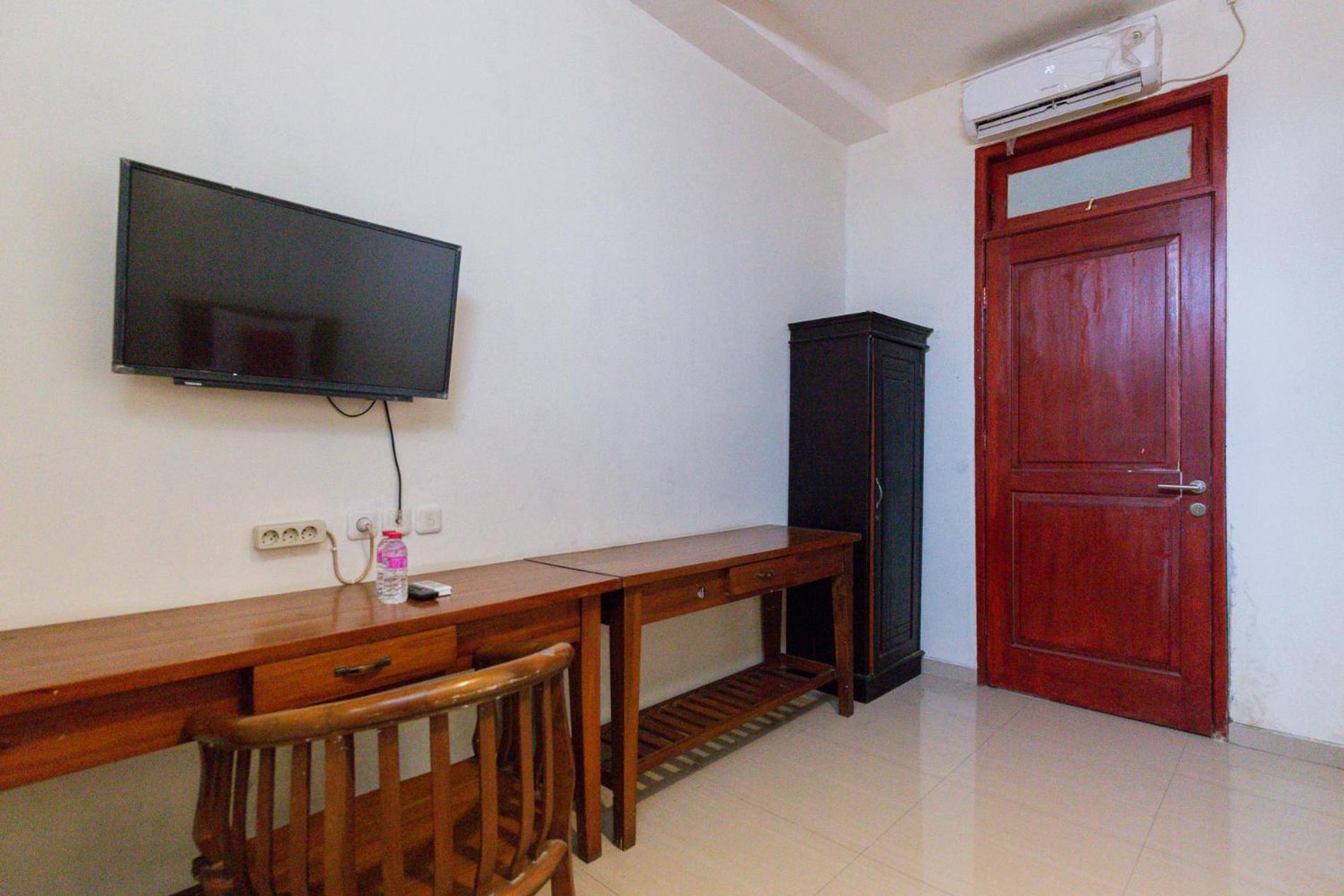 RedDoorz @ Raya Ngagel 2