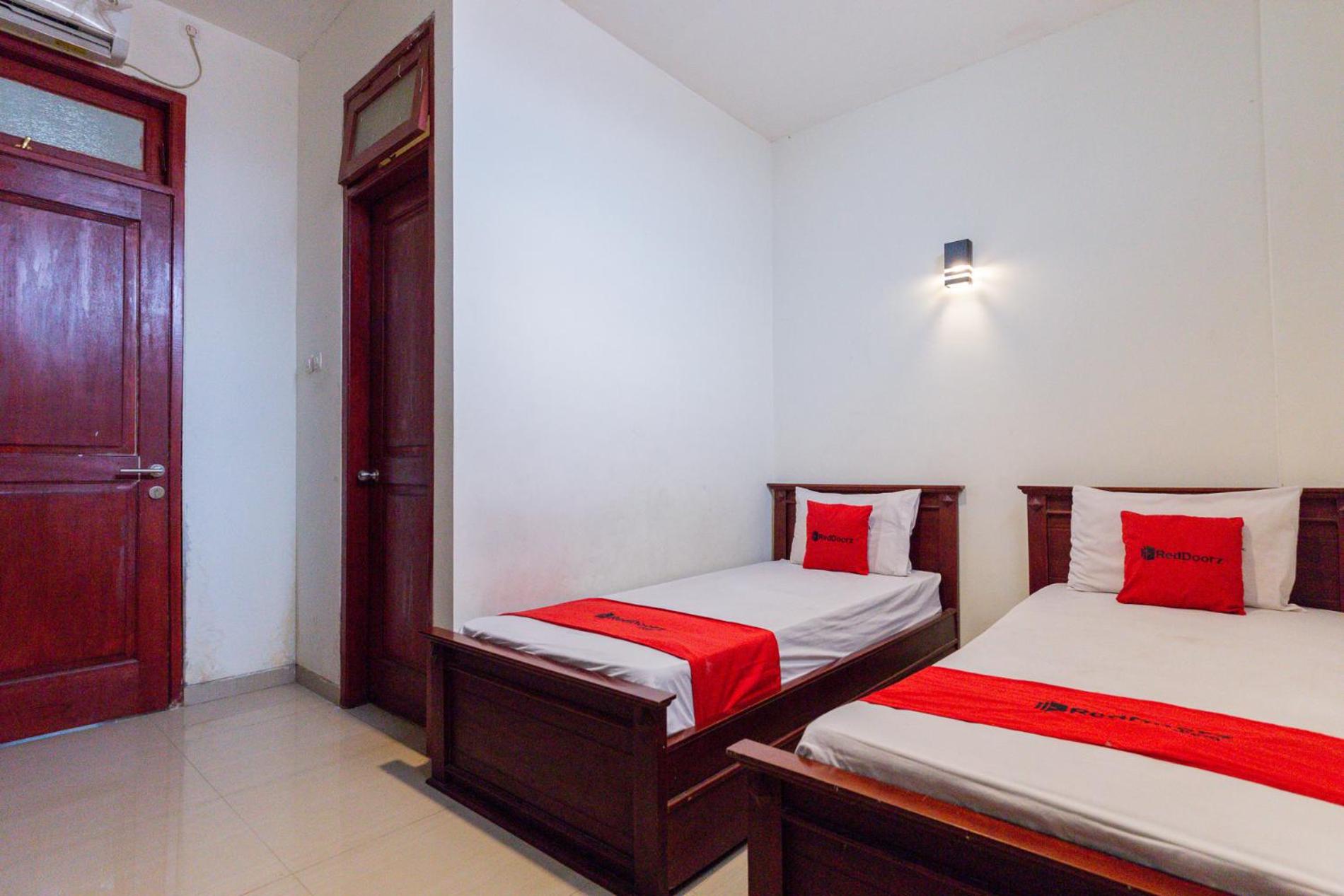 RedDoorz @ Raya Ngagel 2