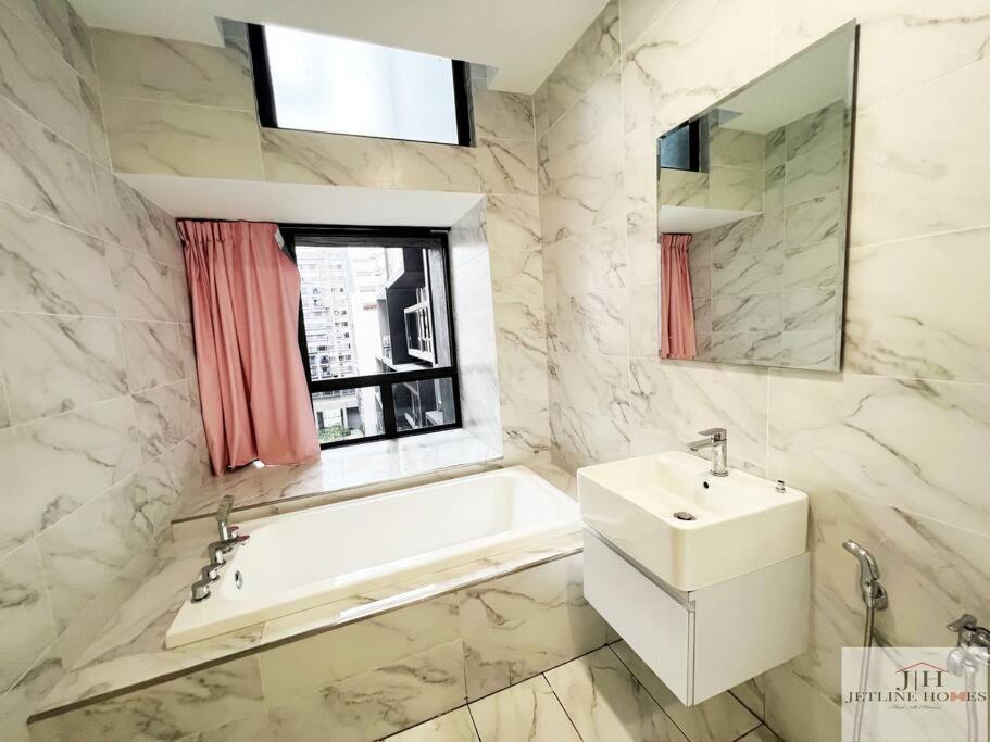 Melaka {Imperio Studio} City-view/4pax/WIFI @A20 photo 3