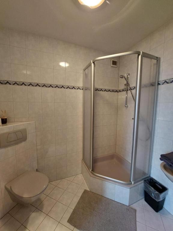 3 Raben - Leoben - Zimmer für Geschäftsreisende, Urlauber, Monteure und Handwerker, Polski Pensjonat Austria