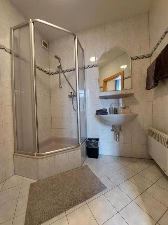 3 Raben - Leoben - Zimmer für Geschäftsreisende, Urlauber, Monteure und Handwerker, Polski Pensjonat Austria