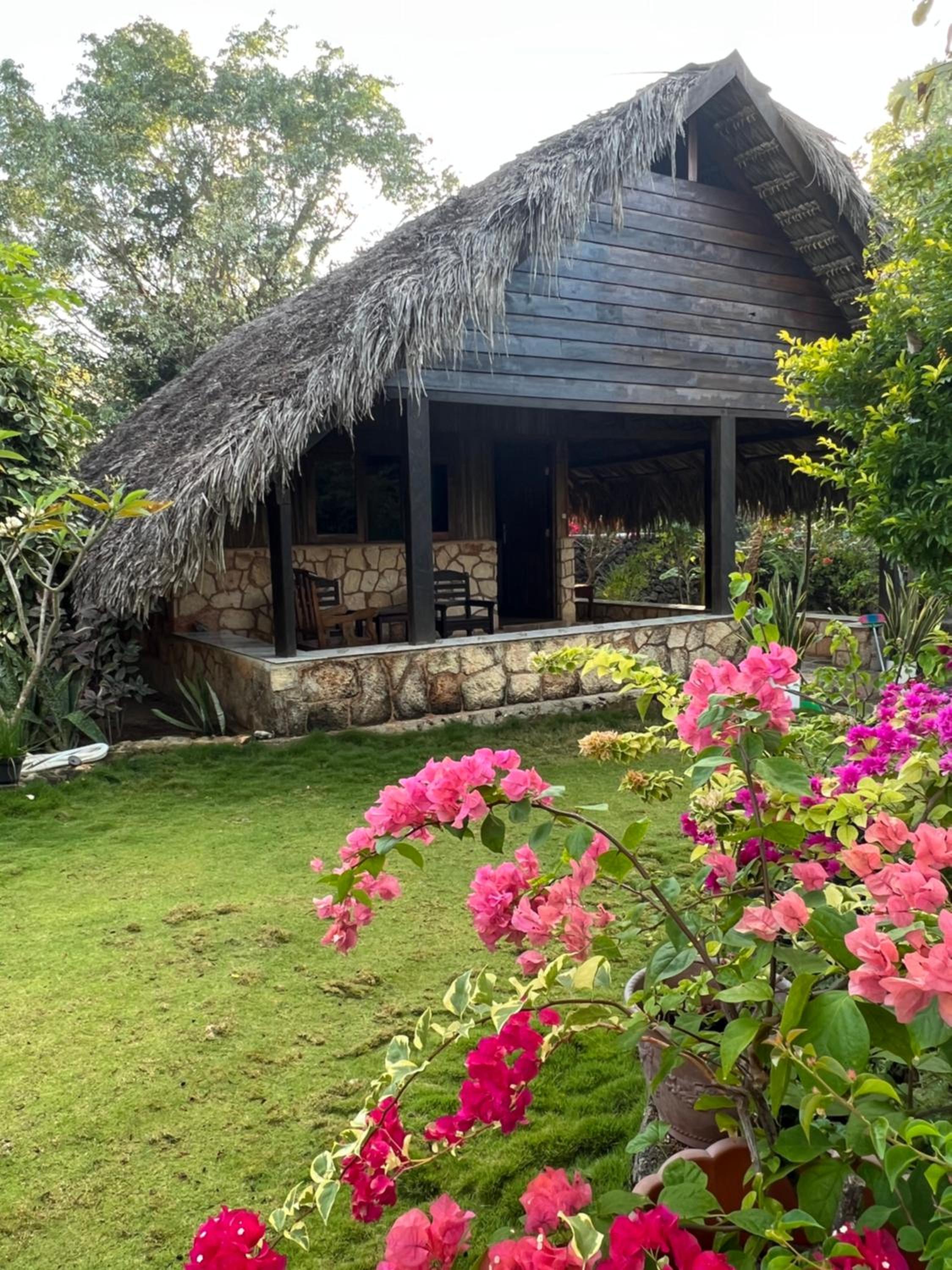 Rote Surf Resort - Lualemba Bungalows