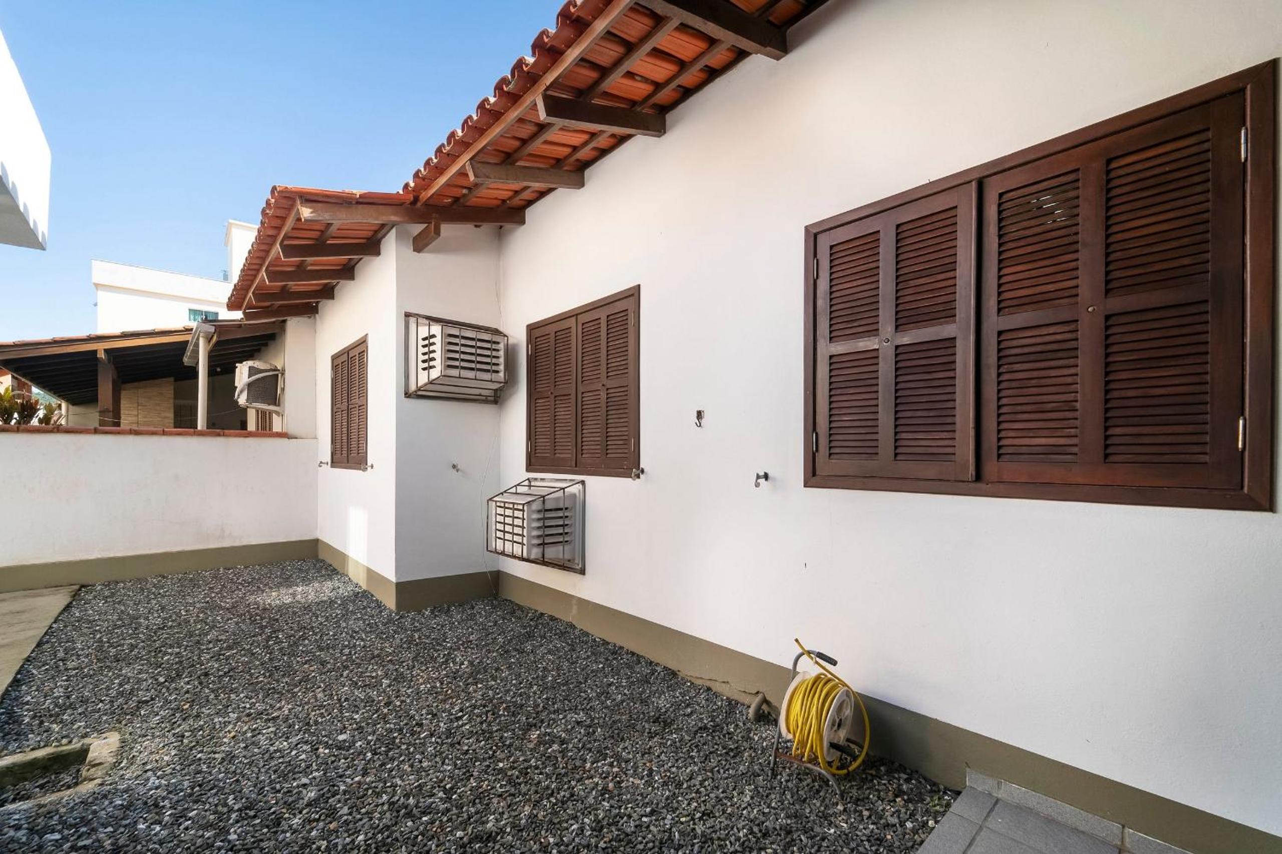 3 Bedroom House for Rent for 8 People Bombas/SC
