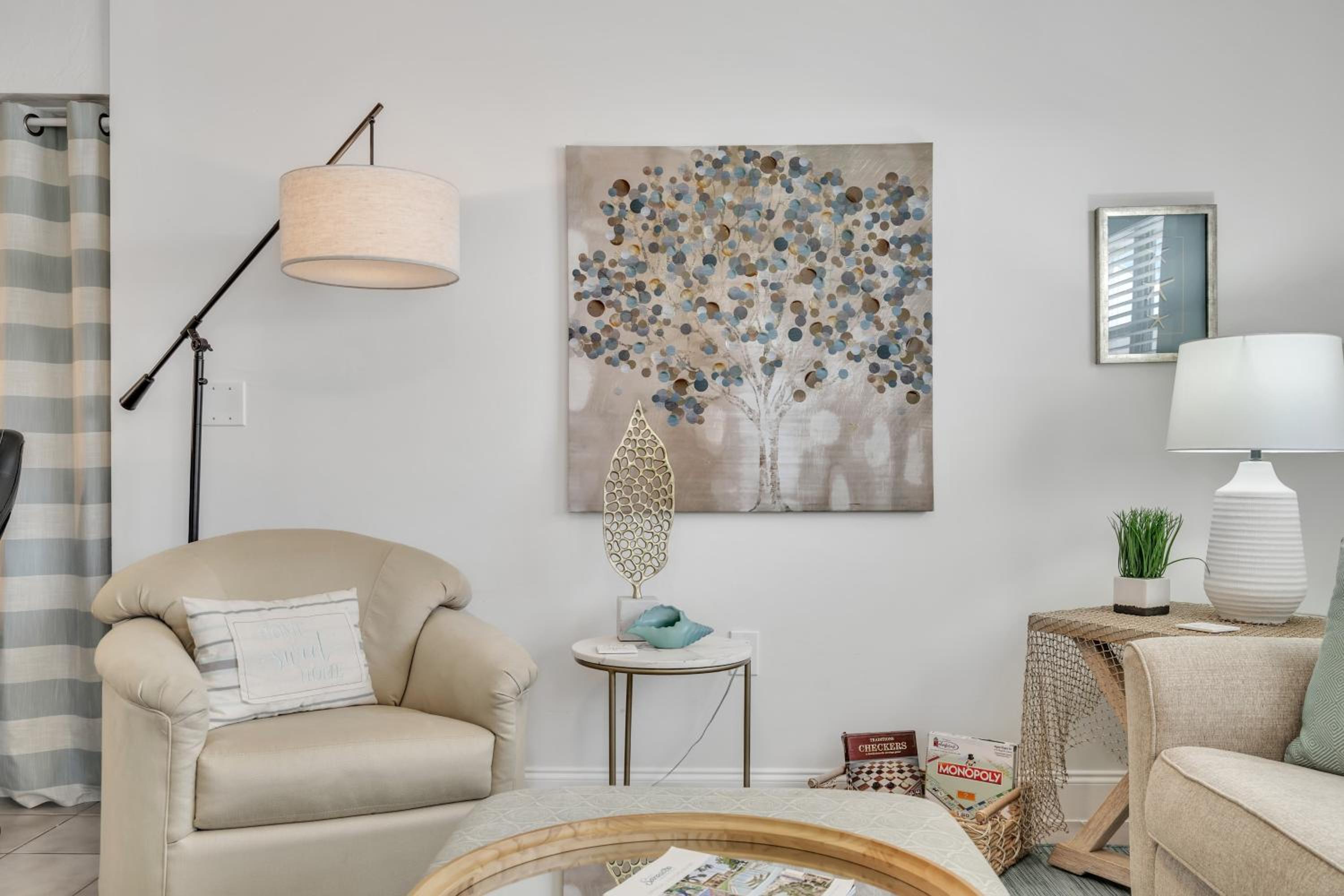 Beautiful Updated 2Bedroom Suite minutes to Downtown, Amazing Beaches, Restaurants, Theaters and MORE view 2