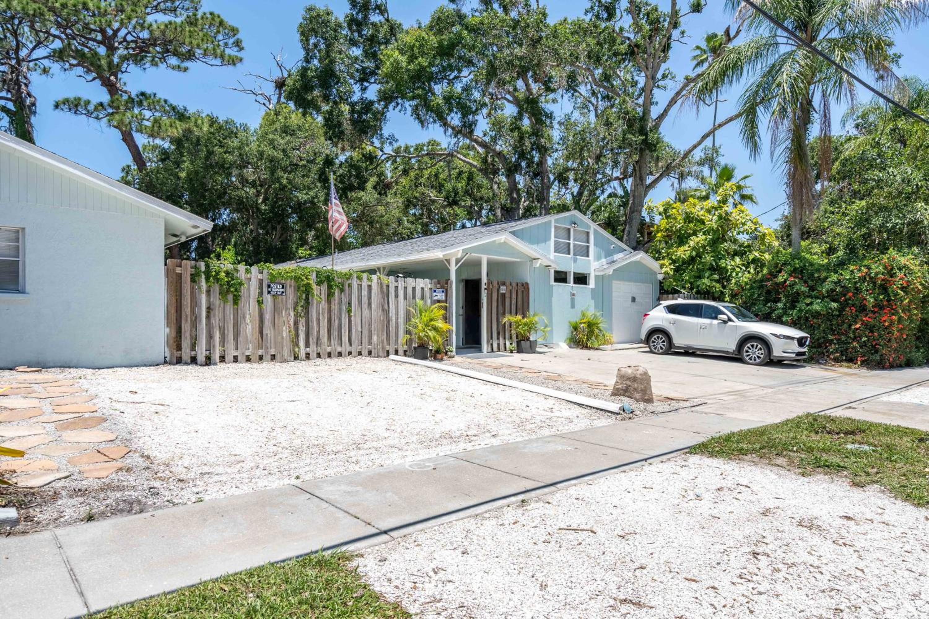 Beautiful Updated 2Bedroom Suite minutes to Downtown, Amazing Beaches, Restaurants, Theaters and MORE view 5