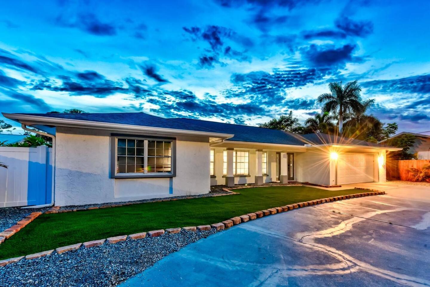 Hotel Sleeps 16 Tropical Pool House with Spa near Beach - Image 1