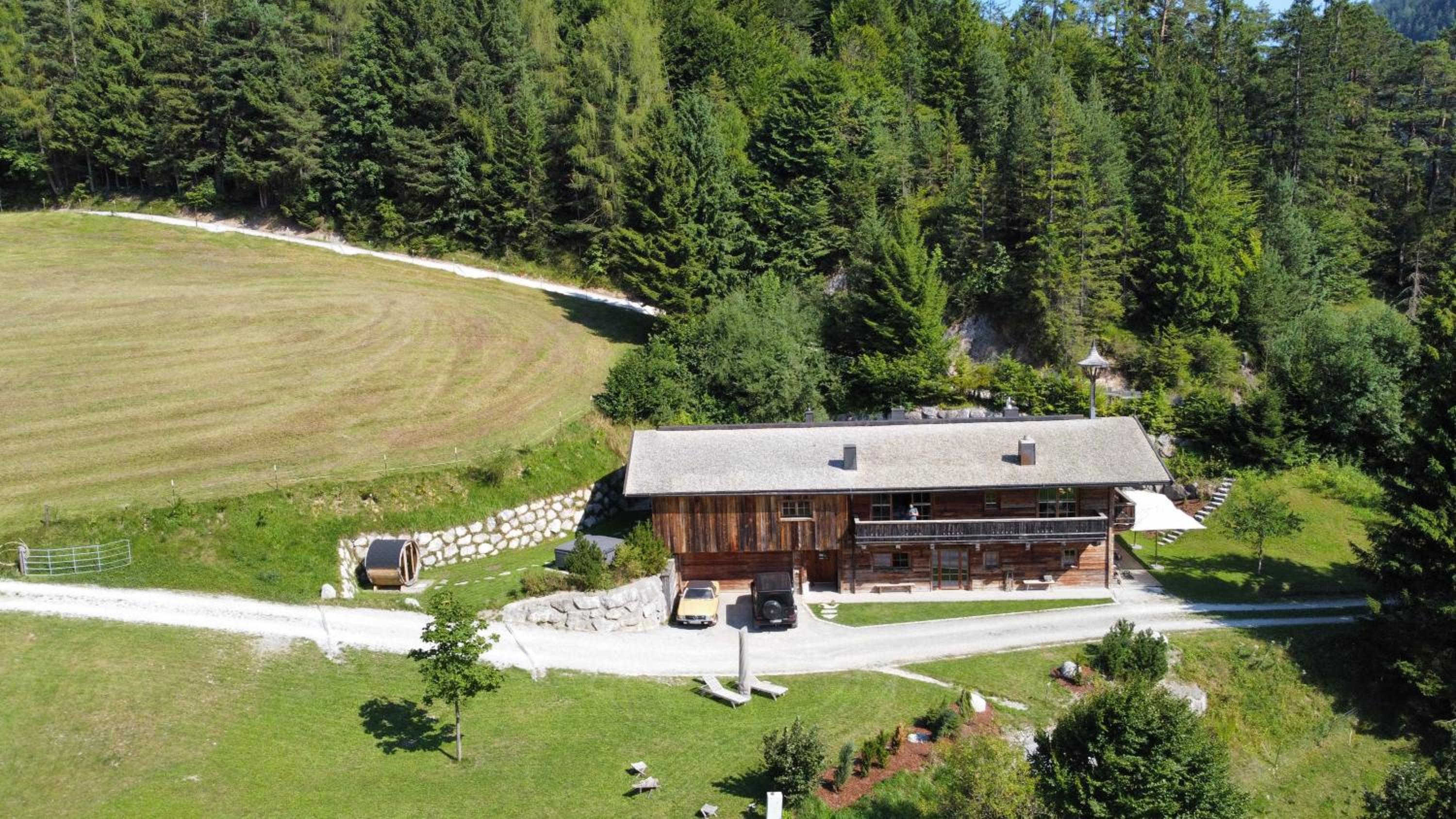 ChaletWK - Luxury old wood mountain chalet in a sunny secluded location with gym, sauna & whirlpool