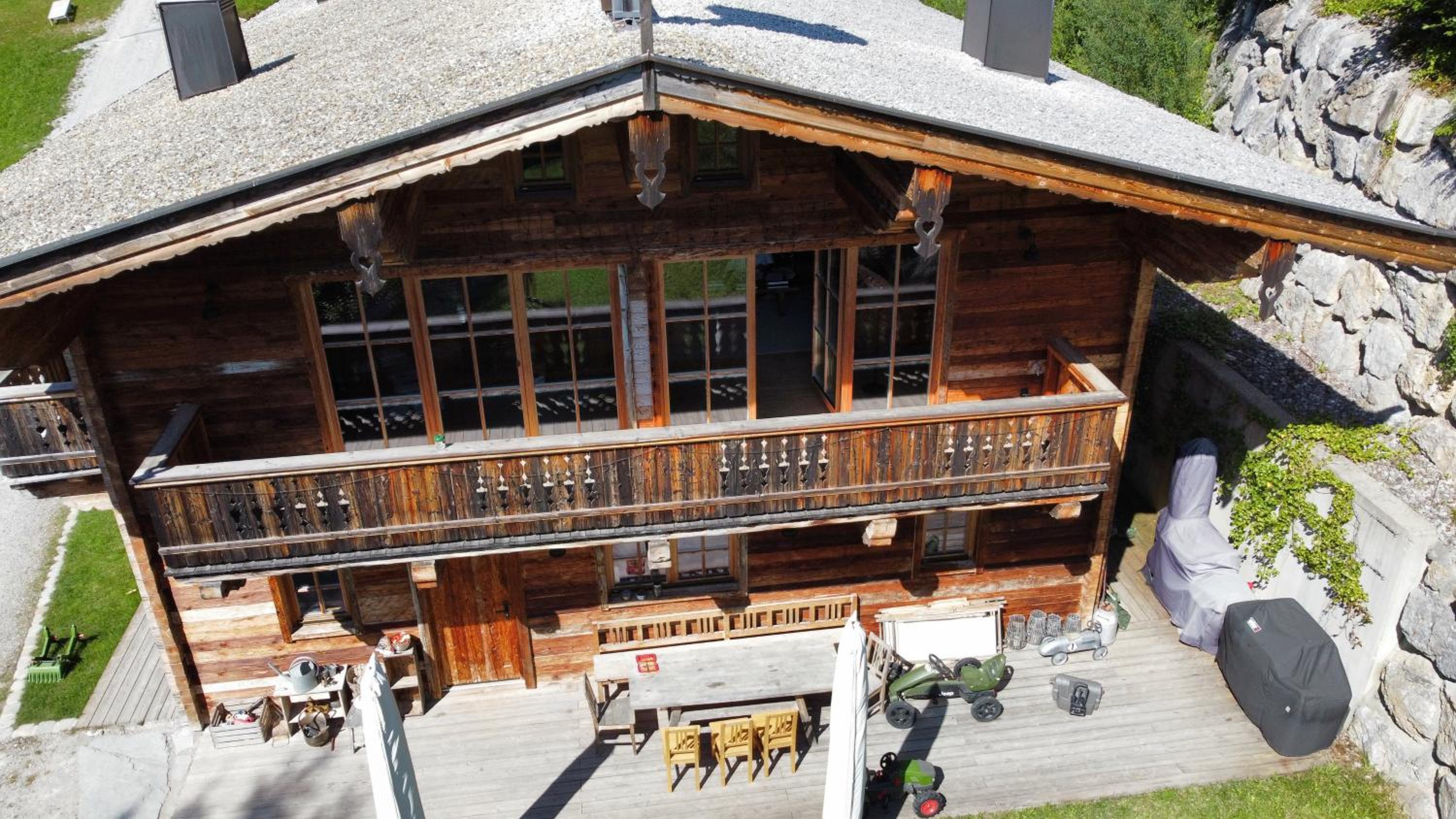 ChaletWK - Luxury old wood mountain chalet in a sunny secluded location with gym, sauna & whirlpool