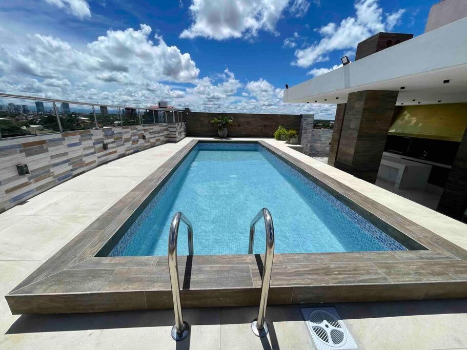 Bright and luxurious apto near the Mall las Brisas