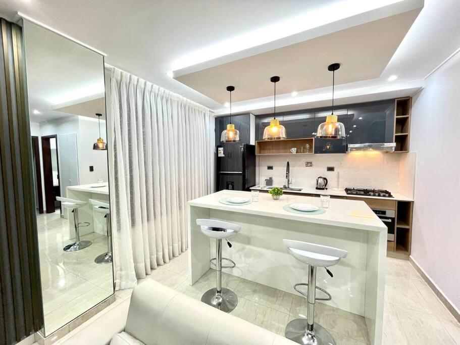 Bright and luxurious apto near the Mall las Brisas