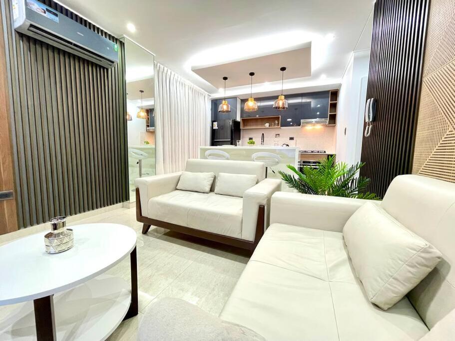 Bright and luxurious apto near the Mall las Brisas