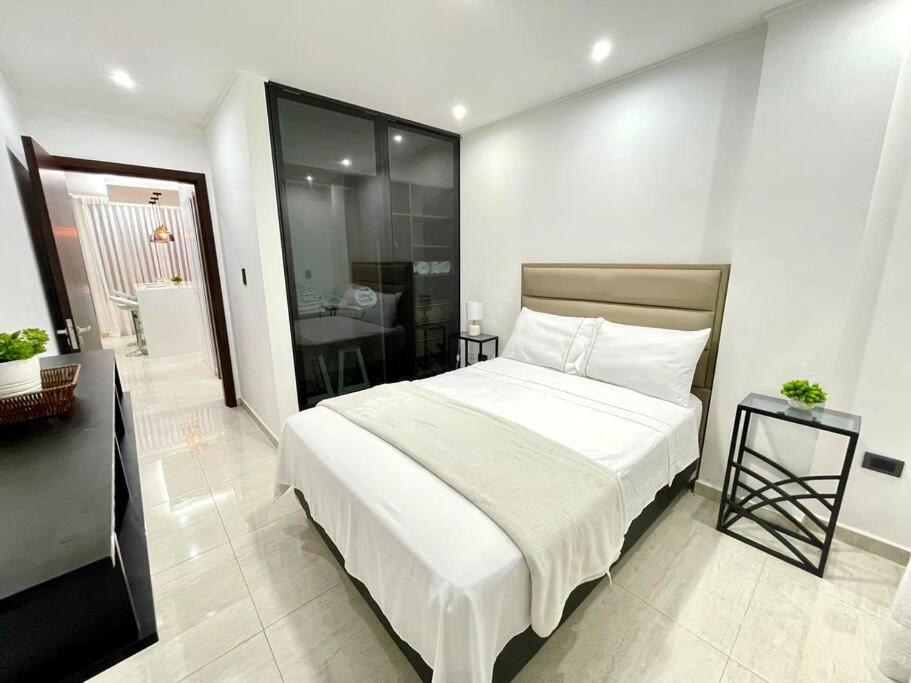 Bright and luxurious apto near the Mall las Brisas