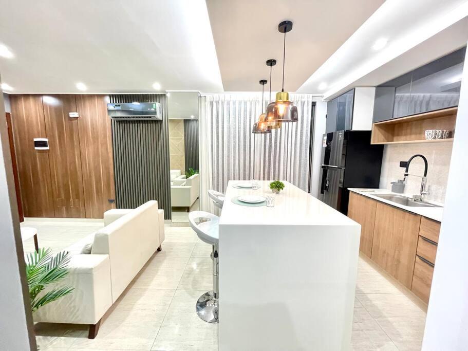 Bright and luxurious apto near the Mall las Brisas