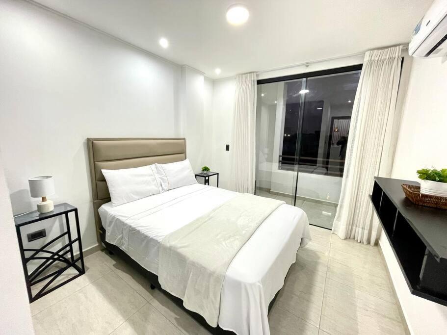Bright and luxurious apto near the Mall las Brisas