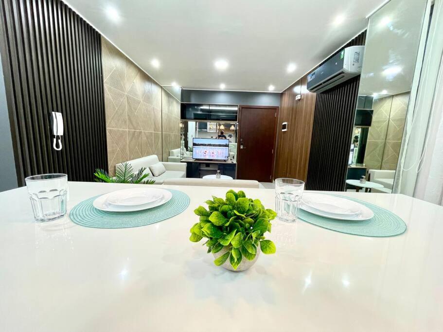 Bright and luxurious apto near the Mall las Brisas