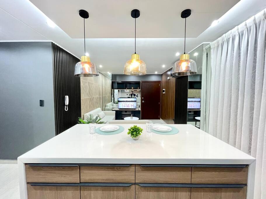 Bright and luxurious apto near the Mall las Brisas