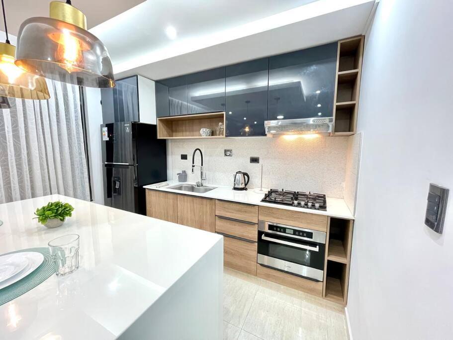 Bright and luxurious apto near the Mall las Brisas